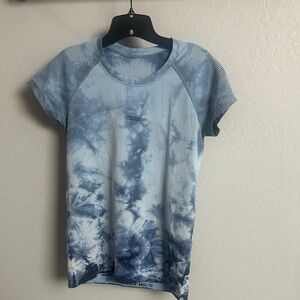 Lululemon Athletica Blue Tie-Dye Short Sleeve Tee